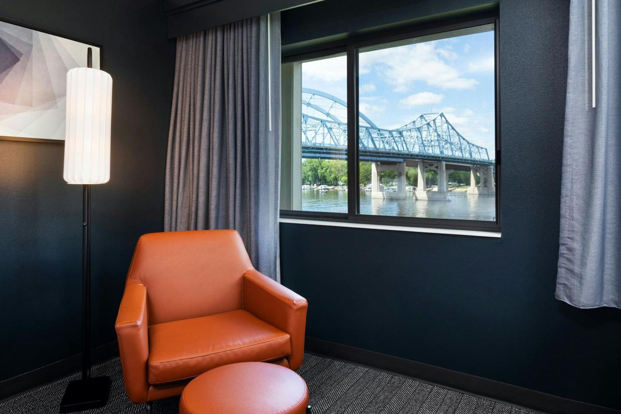 Courtyard La Crosse Downtown/Mississippi Riverfront Exterior photo