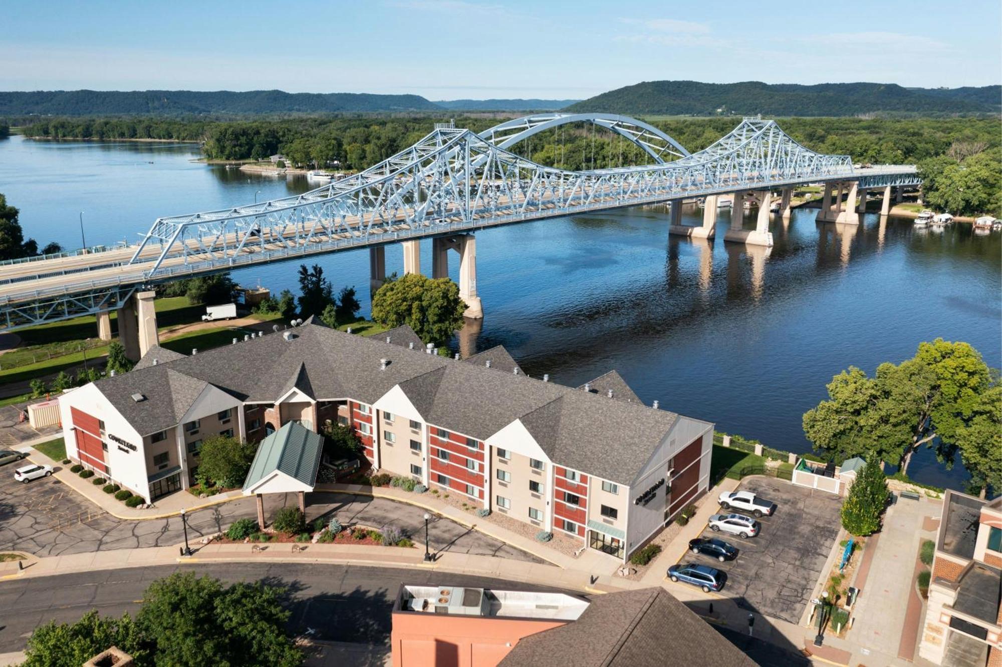 Courtyard La Crosse Downtown/Mississippi Riverfront Exterior photo