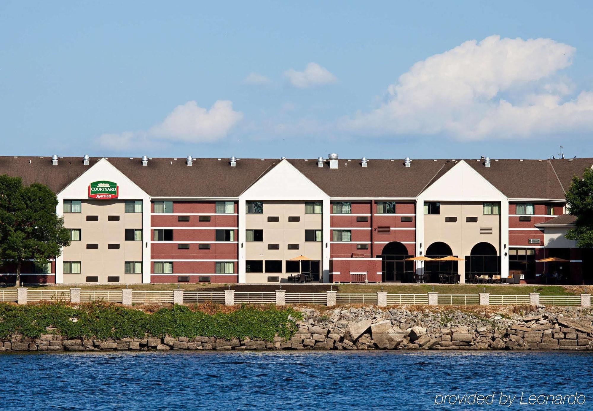 Courtyard La Crosse Downtown/Mississippi Riverfront Exterior photo